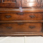 Антикварный дубовый шкаф с металлическими накладками 1780-х гг.