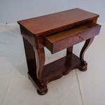 Антикварный консольный стол красного дерева с ножками-кабриоль 1820-х гг.
