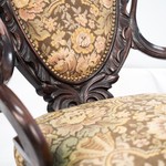 Антикварный стул на колесиках с резными деталями 