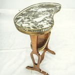 Столик кофейный в классическом стиле с латунной галерейкой на мраморной столешнице в форме боба