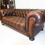 Винтажный кожаный диван с каретной стяжкой