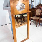 Антикварное зеркало с резной гирляндой