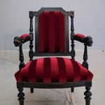 Антикварное кресло с львиным маскароном 1870-х гг.