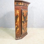 Антикварный угловой шкафчик с художественной росписью 1890-х гг.