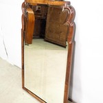 Антикварное ореховое зеркало с резным навершием 1760-х гг.
