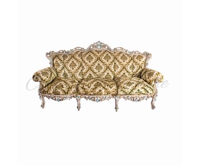 Винтажный диван с ажурной резьбой