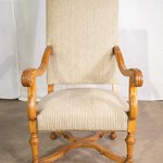 старинное кресло в хорошем состоянии