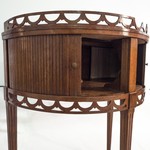 Антикварный консольный столик с раздвижными створками