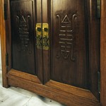 Шкаф  в ориентальном стиле с резьбой на распашных дверках