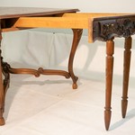 Антикварный стол с фигурной столешницей