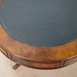 Винтажный английский стол с кожаной столешницей 1940-х гг.