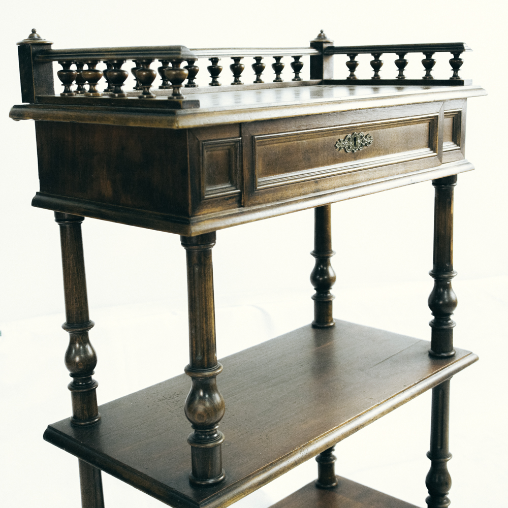 Стол-этажерка в стиле историзма с галерейкой на навершии