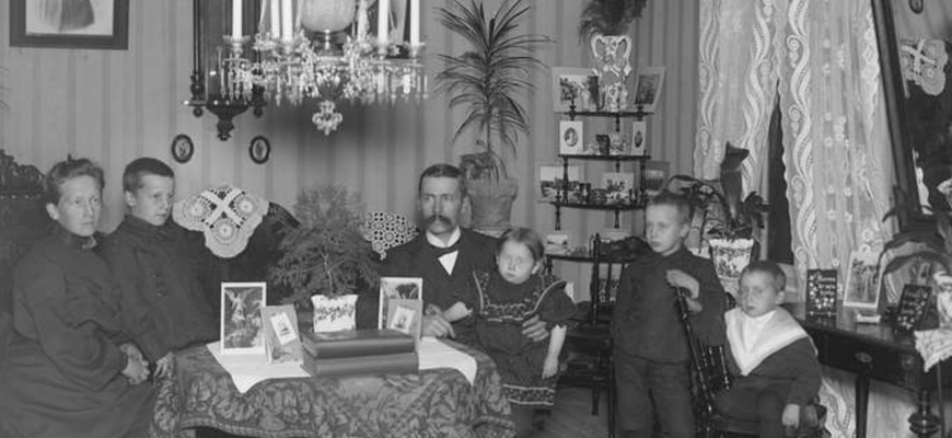 История предмета: комплект столовой мебели 1850-х гг.