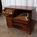 Антикварный шкаф со встроенным проигрывателем 1940-х гг. 