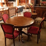 Антикварный кофейный стол с фигурными ножками 1960-х гг. 