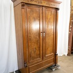 Антикварный шкаф из ореха 1860-х гг.