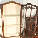 Антикварная витрина на изящных ножках-кабриоль 1890-х гг. 