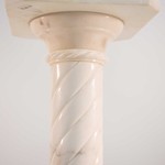 Консоль из белого мрамора в форме колонны
