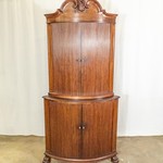 Антикварный угловой шкаф с резным картушем 1870-х гг.