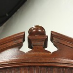 Антикварный угловой шкаф с разомкнутым фронтоном 1760-х гг.