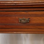 Комплект английской антикварной мебели из небольшого столика и стула 1870-х гг. 