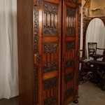 Антикварный дубовый шкаф с резным декором 1900-х гг. 