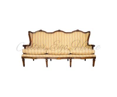 Антикварный ореховый диван с резным декором 1900-х гг.