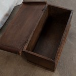 Антикварный сундук с резными филенками 1700-х гг. 