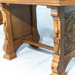Старинный стол со скошенными углами