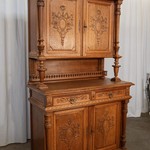 Антикварный буфет с декоративными медальонами 1860-х гг. 
