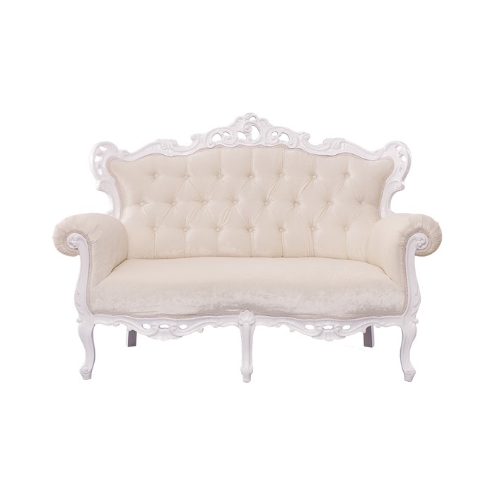 Белый диван с каретной стяжкой спинки и резным каркасом