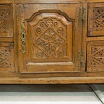 Антикварный трёхстворчатый шкаф с резьбой 1680-х гг.