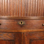 Антикварный угловой шкаф с разомкнутым фронтоном 1760-х гг.