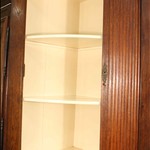 Антикварный угловой шкаф с разомкнутым фронтоном 1760-х гг.