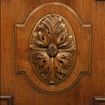 Антикварный одночастный буфет с резным навершием 1870-х гг. 