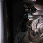Антикварная настенная вешалка с резными деталями