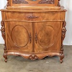 Антикварный шкаф с роскошным резным навершием 1850-х гг. 