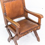 Старинное кресло с кожаной обивкой