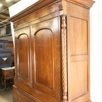 Антикварный шкаф с витыми колоннами 1820-х гг.