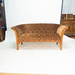 Антикварный диван с бархатистой обивкой 1790-х гг.