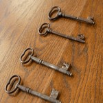 Антикварный двухъярусный шкаф с резьбой растительного характера 1800-х гг. 