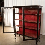 Антикварная витрина с фигурным остеклением 1840-х гг. 