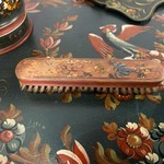 Антикварный комплект бытовых предметов в стиле Хинделуппен (стол, вешалка, настенная полочка, платяная щетка и солонка) 1920-х гг.