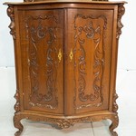 Антикварный шкафчик с резным задним поликом 1850-х гг.
