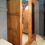 Антикварный платяной шкаф с зеркальными вставками