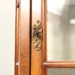 Антикварная настенная витрина со скошенными торцами 1890-х гг. 