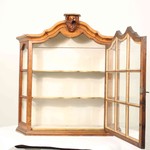 Антикварная настенная витрина со скошенными торцами 1890-х гг. 