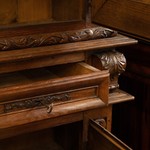 Антикварный двухъярусный шкаф с резьбой растительного характера 1800-х гг. 