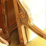 Антикварный диван с резными локотками 1850-х гг. 