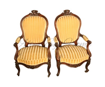 Пара антикварных стульев в стиле неорококо с резным навершием 1850-х гг. 